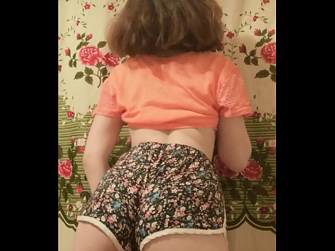 ❤️ 性感的年轻宝贝在镜头前脱下她的短裤 ❤❌ Anal video