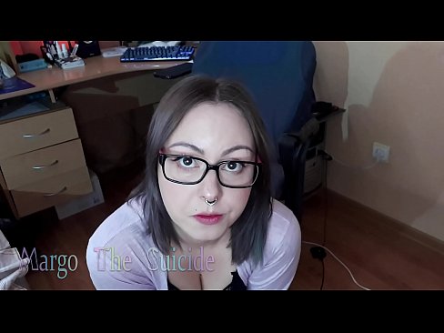 ❤️ 性感的眼镜女孩在镜头前深深地吸吮假阳具 ❤❌ Anal video